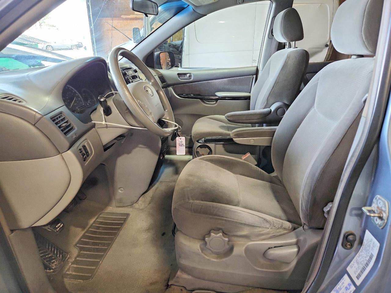 2004 Toyota Sienna Le 7 Passenger - Фото 7