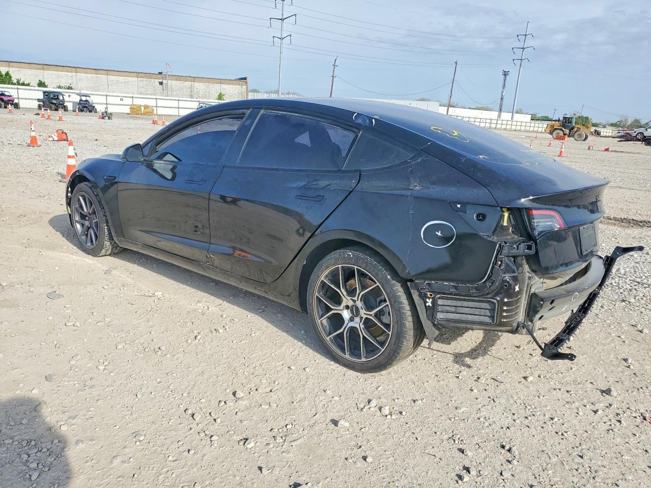 2023 Tesla Model 3 - Фото 2