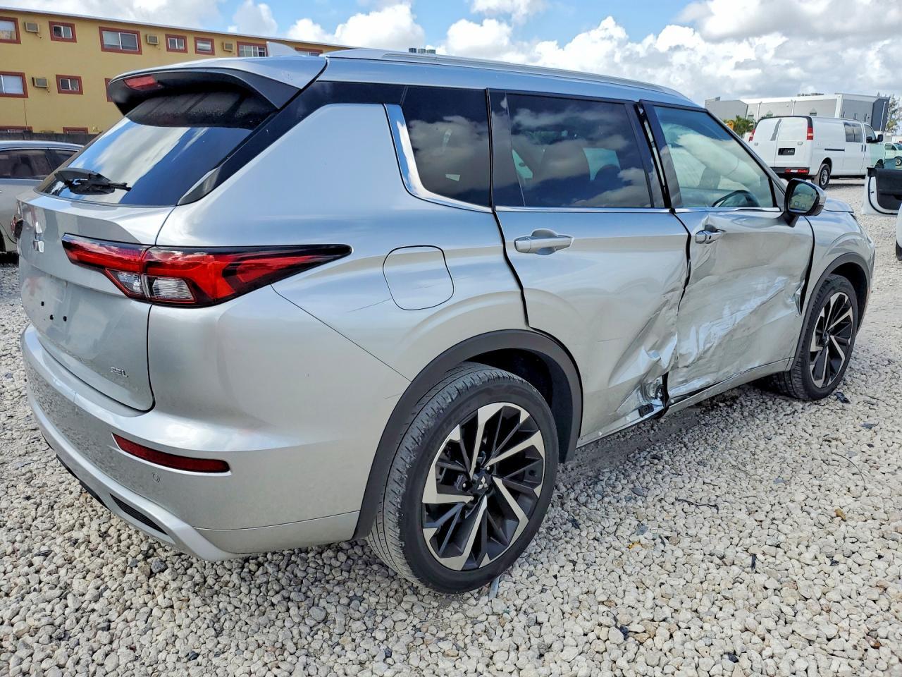 2023 Mitsubishi Outlander Sel - Image 3