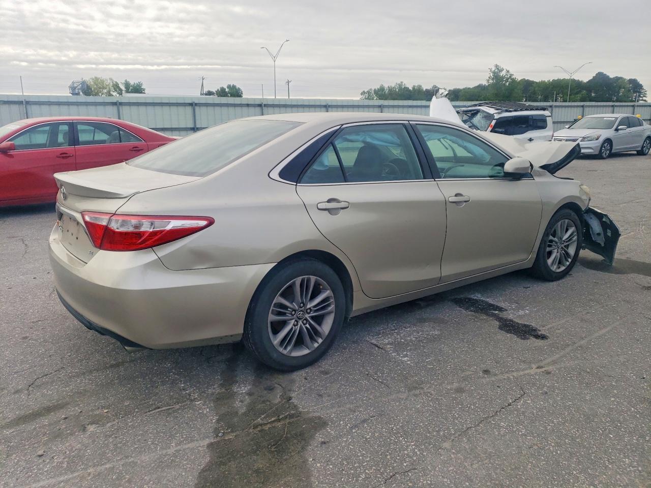 2016 Toyota Camry Se - Фото 3