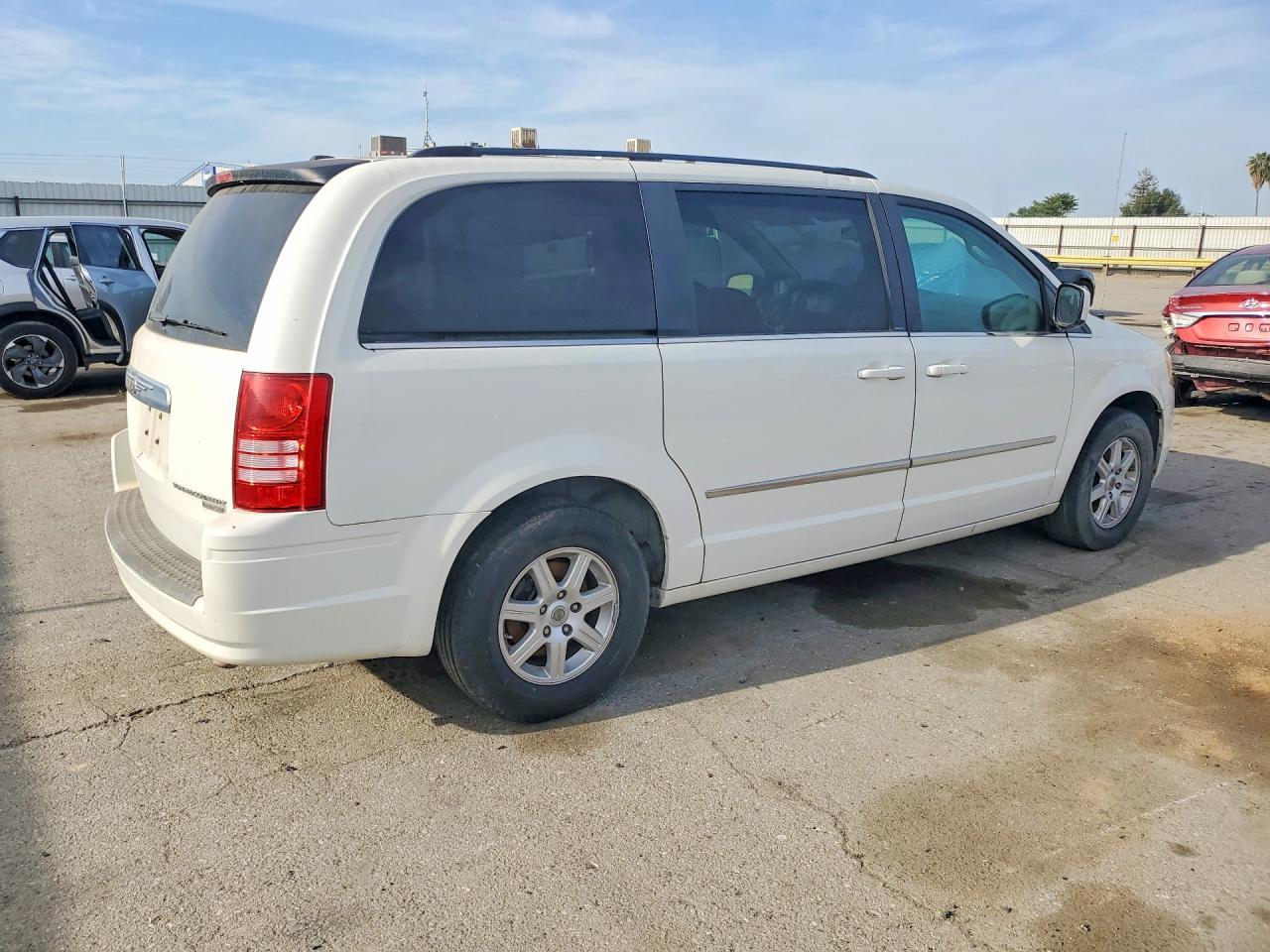 2010 Chrysler Town & Country Touring - Фото 3