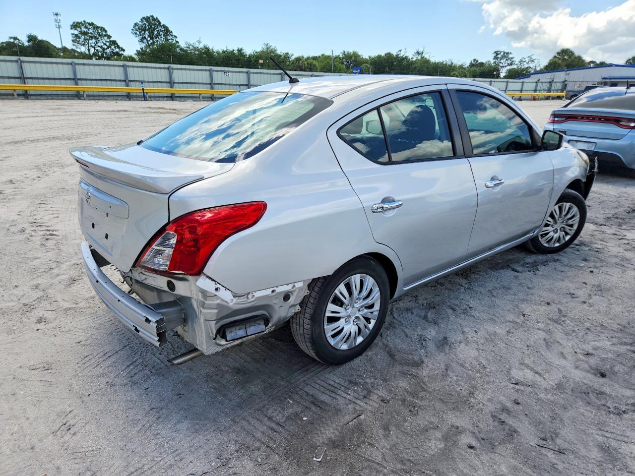 2018 Nissan Versa S Plus - Фото 3