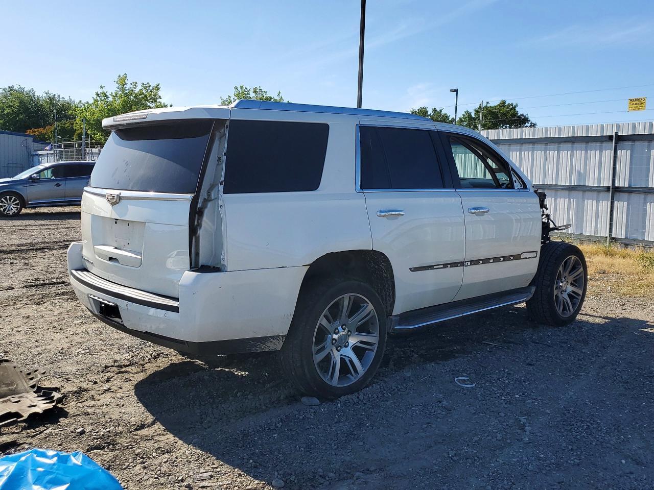 2015 Cadillac Escalade Luxury - Image 3
