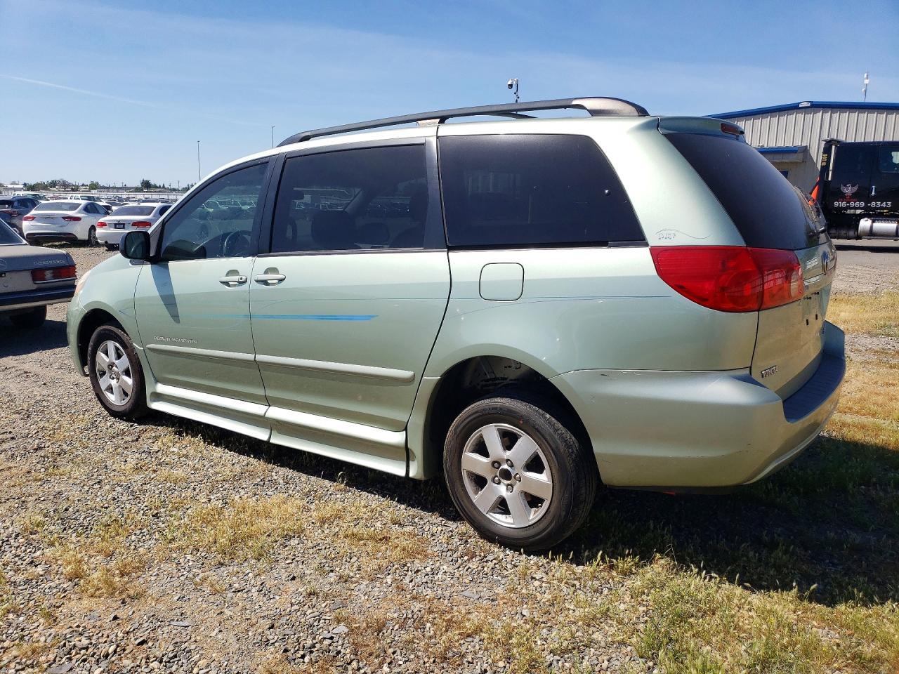 2008 Toyota Sienna Le 8-Passenger - Image 2