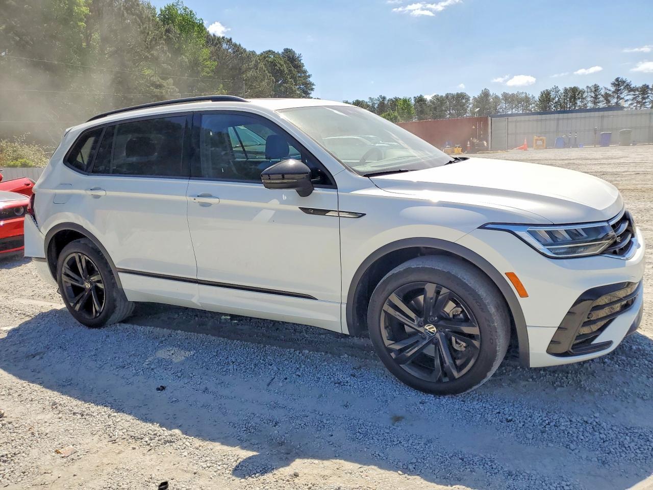 2023 Volkswagen Tiguan Se R-Line Black - Image 4