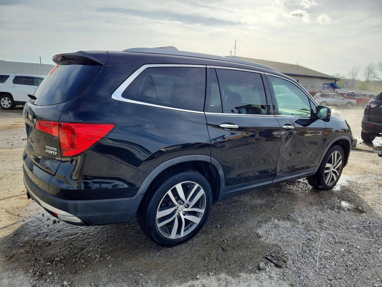 2017 Honda Pilot Touring - Image 3