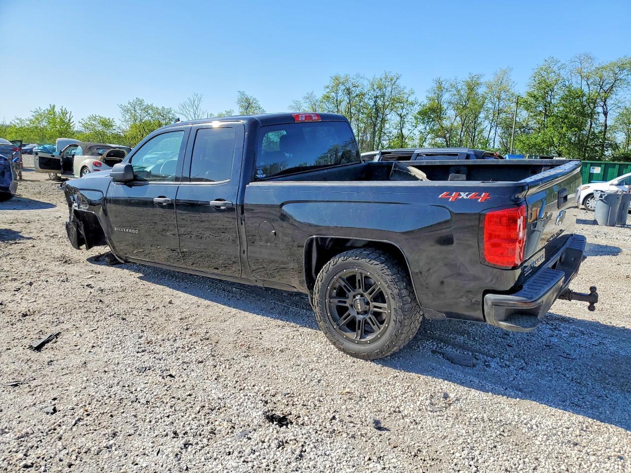 2018 Chevrolet Silverado K1500 Custom - Фото 2