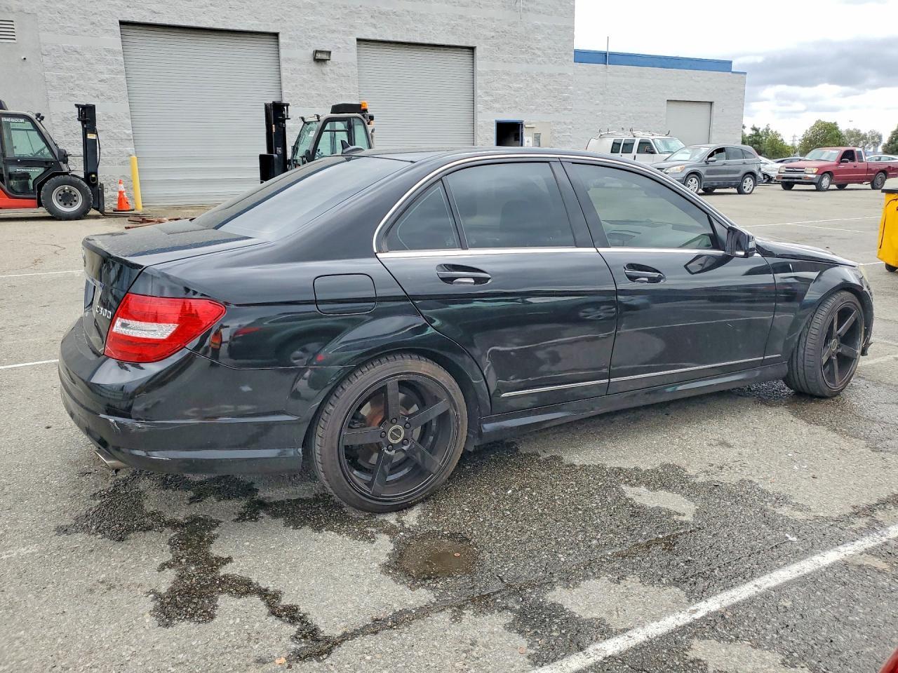 2011 Mercedes-Benz C 300 - Фото 3