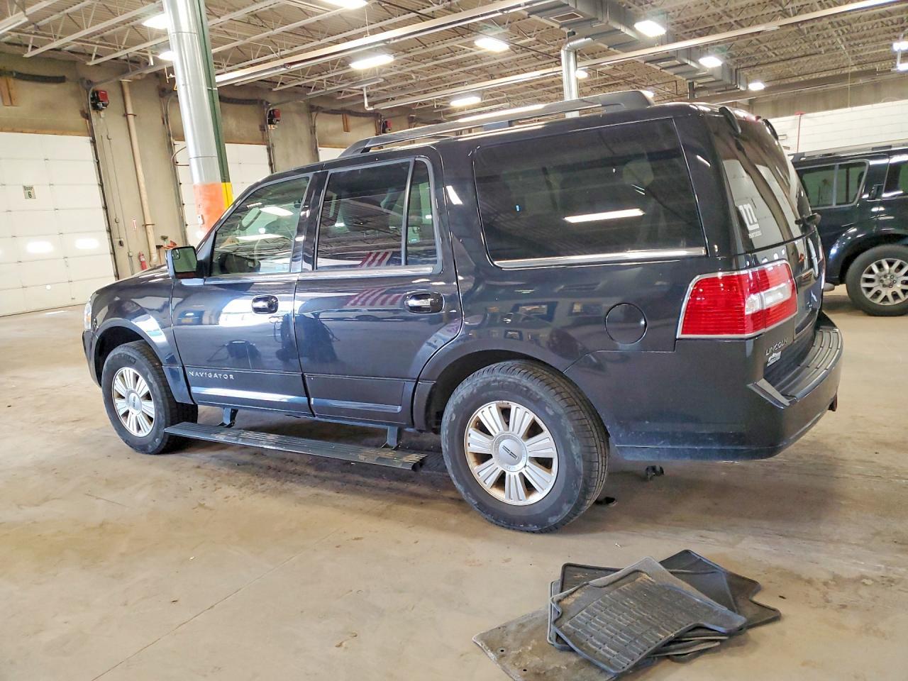 2014 Lincoln Navigator - Image 2