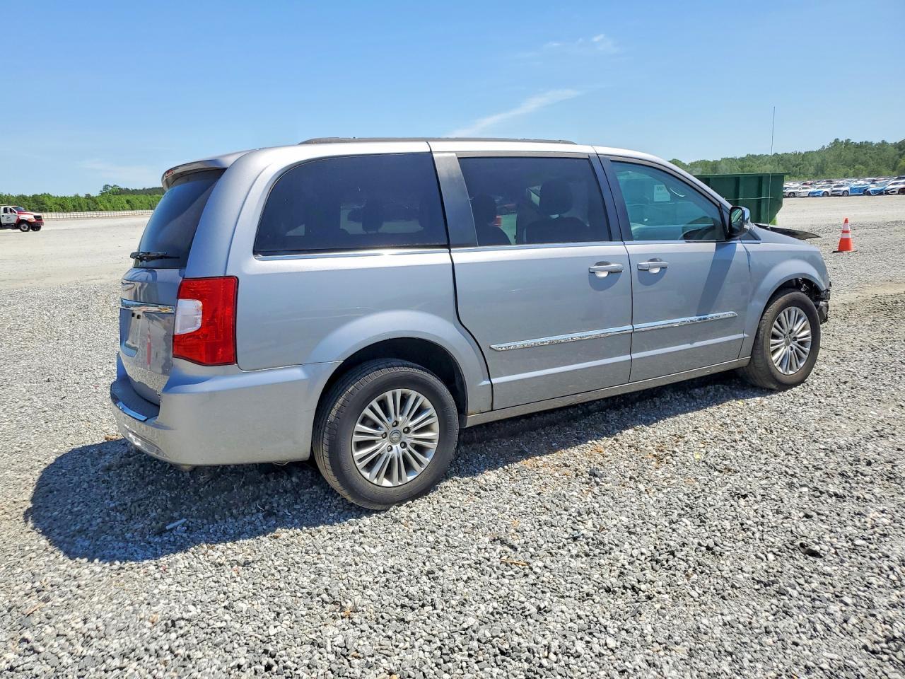 2013 Chrysler Town & Country Touring L - Фото 3