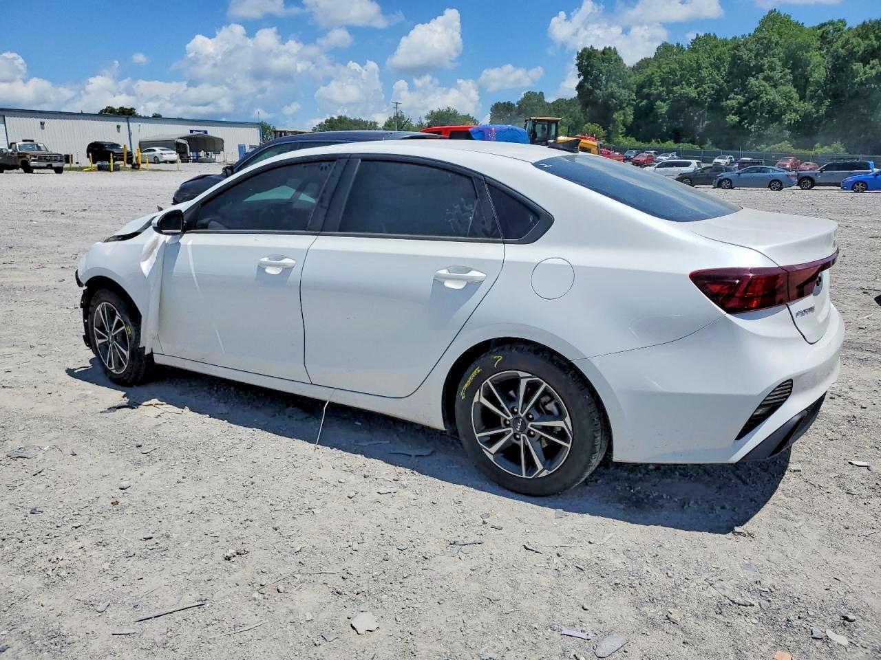 2023 Kia Forte Lxs - Image 2