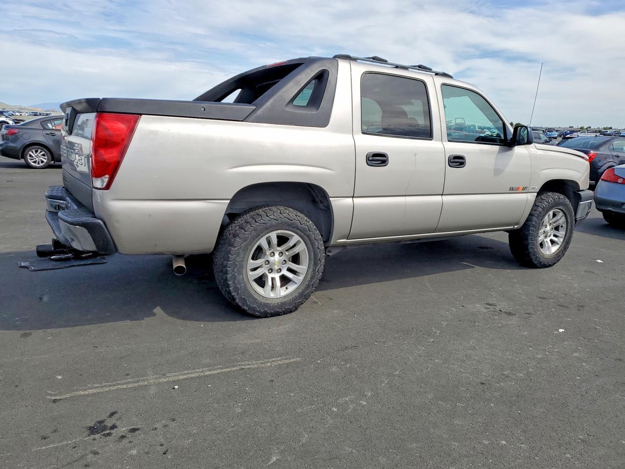 2004 Chevrolet Avalanche C1500 - Image 3