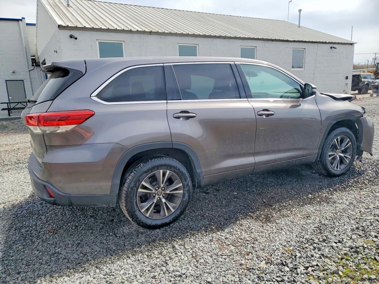 2017 Toyota Highlander Le - Image 3
