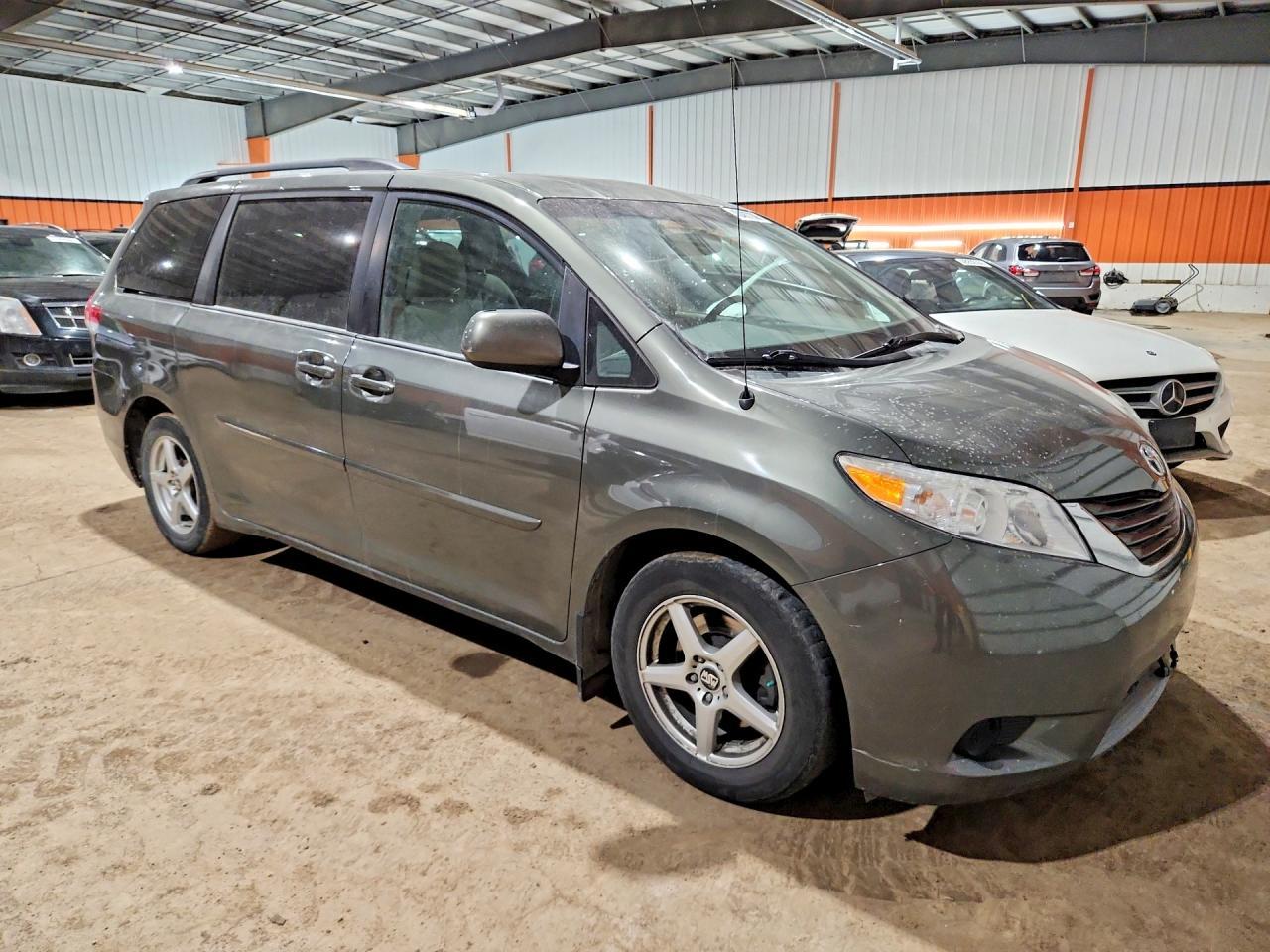 2013 Toyota Sienna Le 8-Passenger - Image 4
