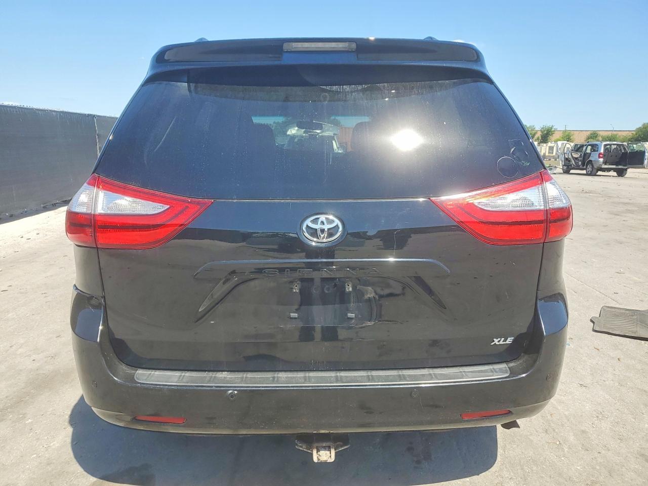 2017 Toyota Sienna Xle Premium 8-Passenger - Фото 6