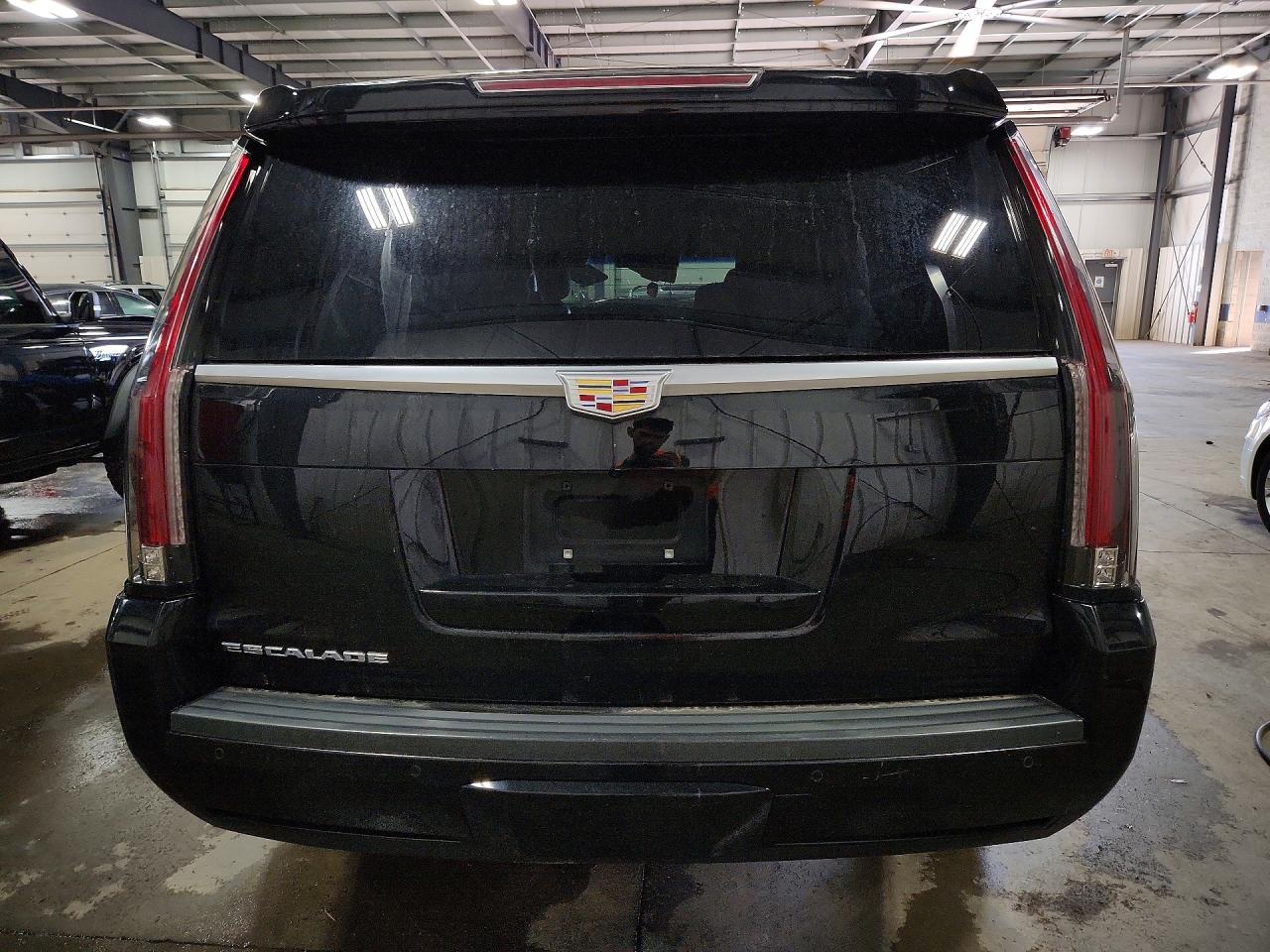 2016 Cadillac Escalade Luxury - Image 6