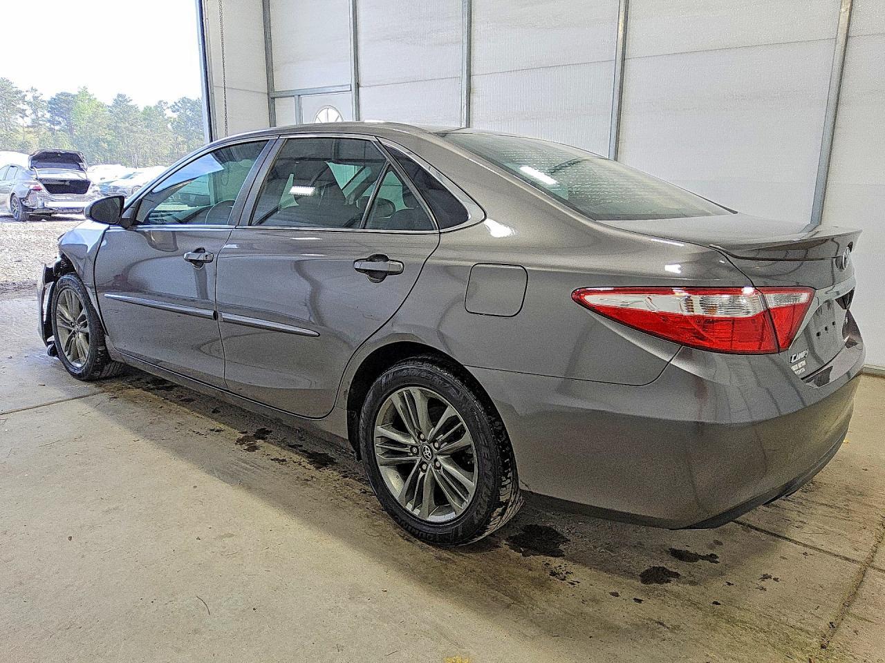 2017 Toyota Camry Se - Фото 2