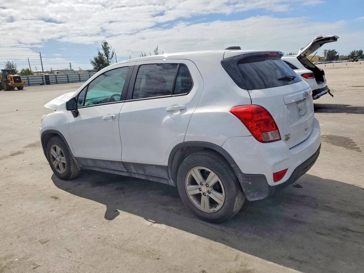 2022 Chevrolet Trax Ls - Фото 2