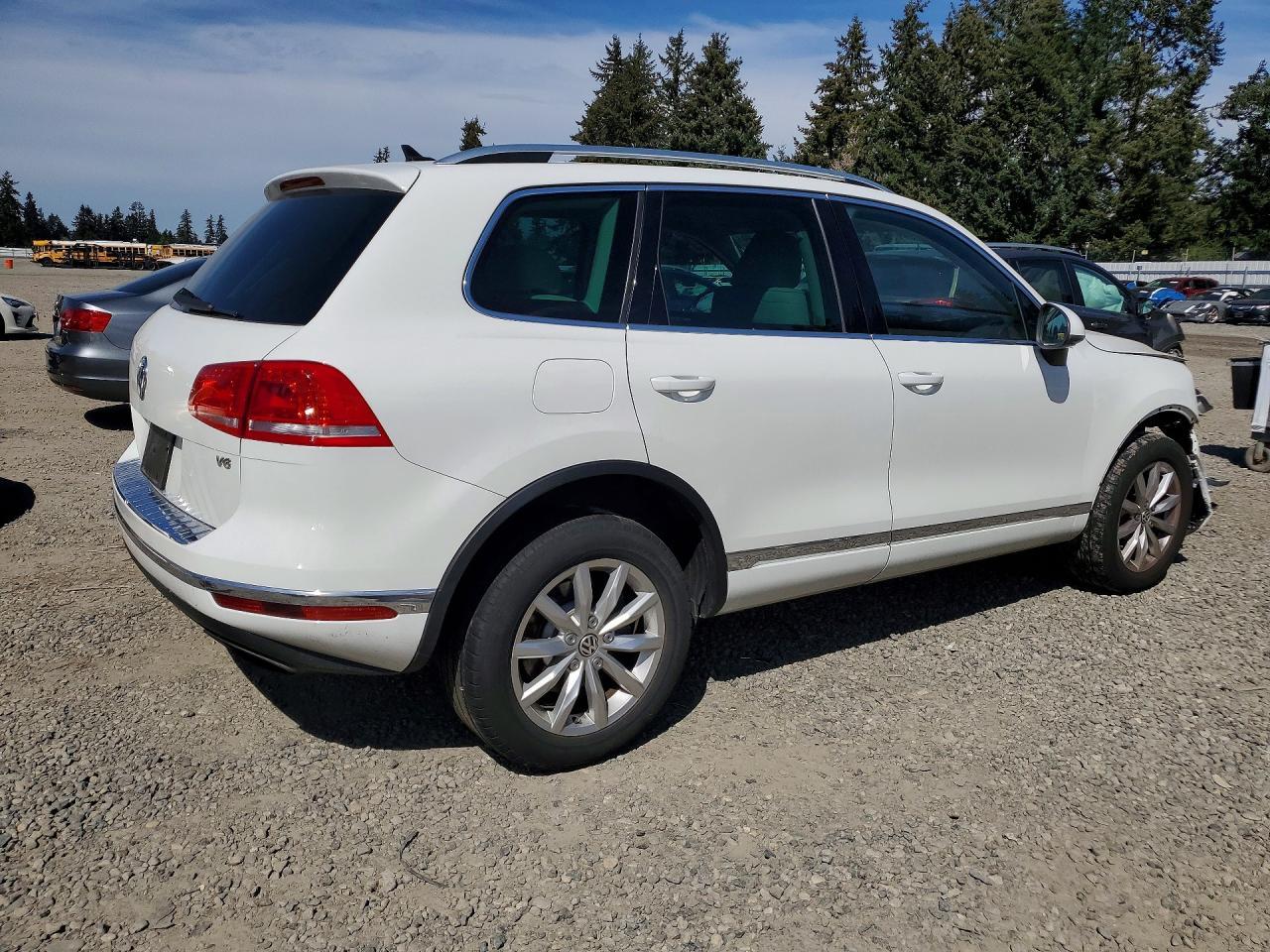 2015 Volkswagen Touareg V6 - Image 3