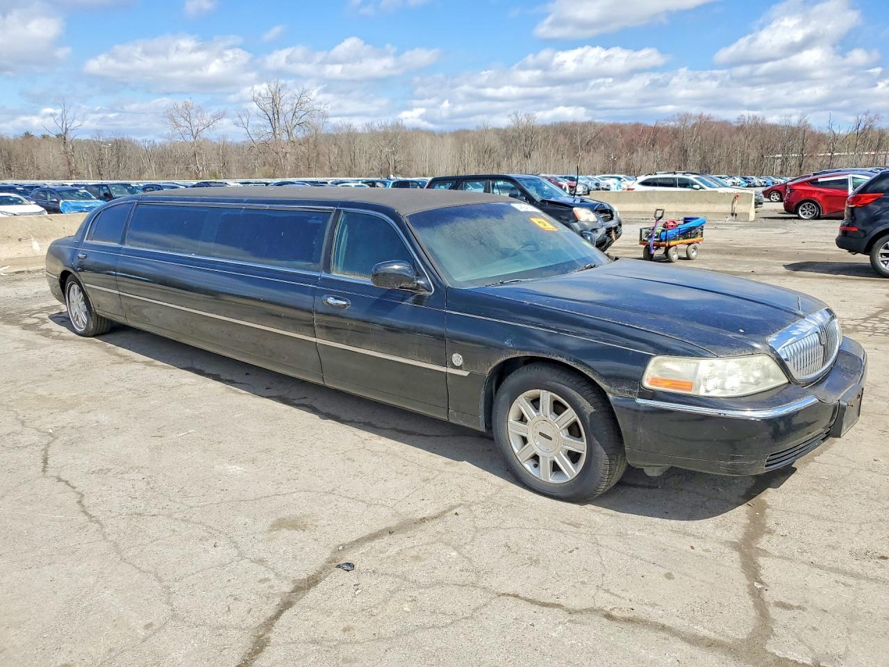 2007 Lincoln Town Car Executive - Image 4