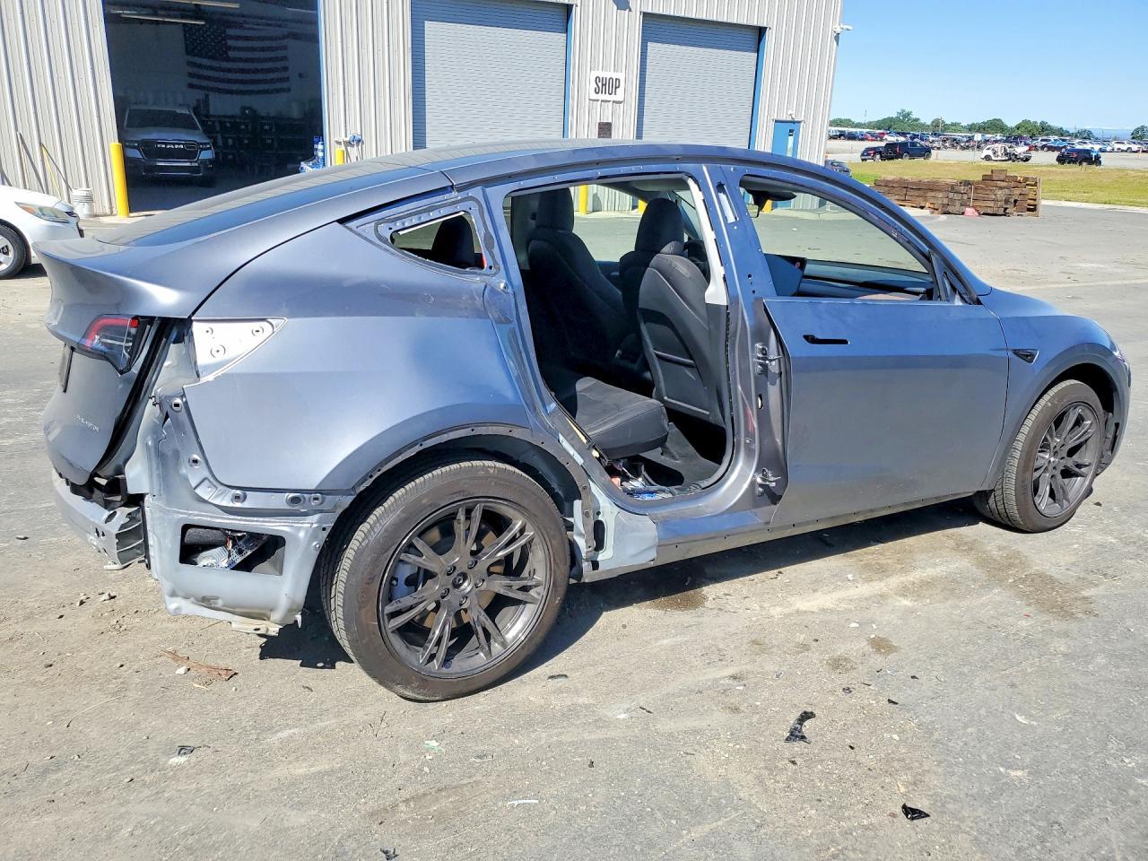 2025 Tesla Model Y - Image 3