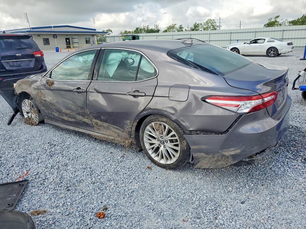 2019 Toyota Camry Hybrid Xle - Image 2
