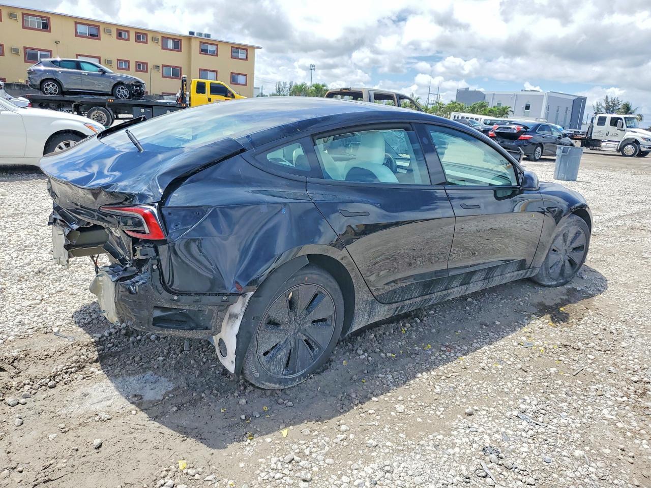 2025 Tesla Model 3 - Фото 3