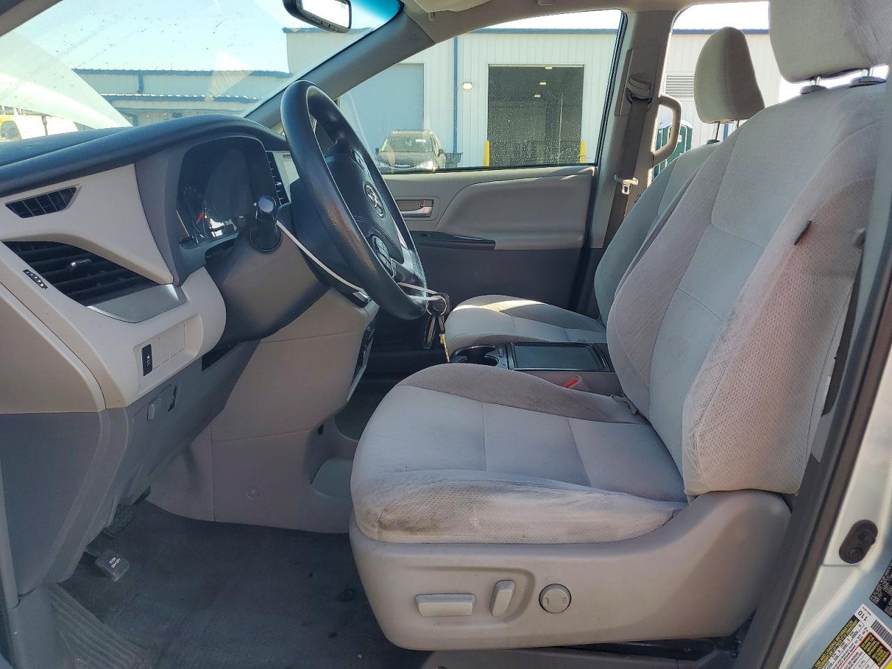 2016 Toyota Sienna Le 8-Passenger - Image 7