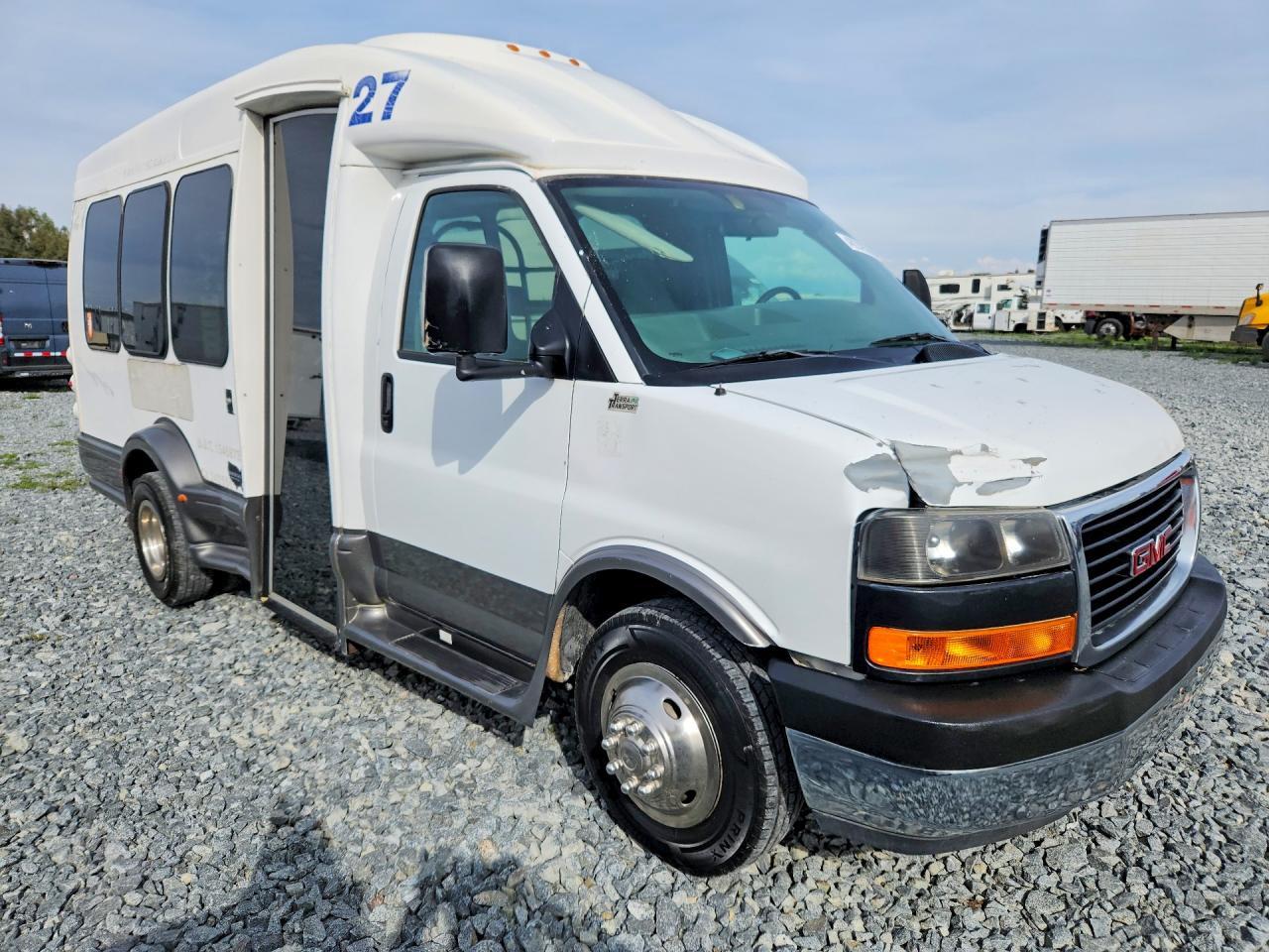 2005 GMC Savana Cutaway G3500 - Image 4