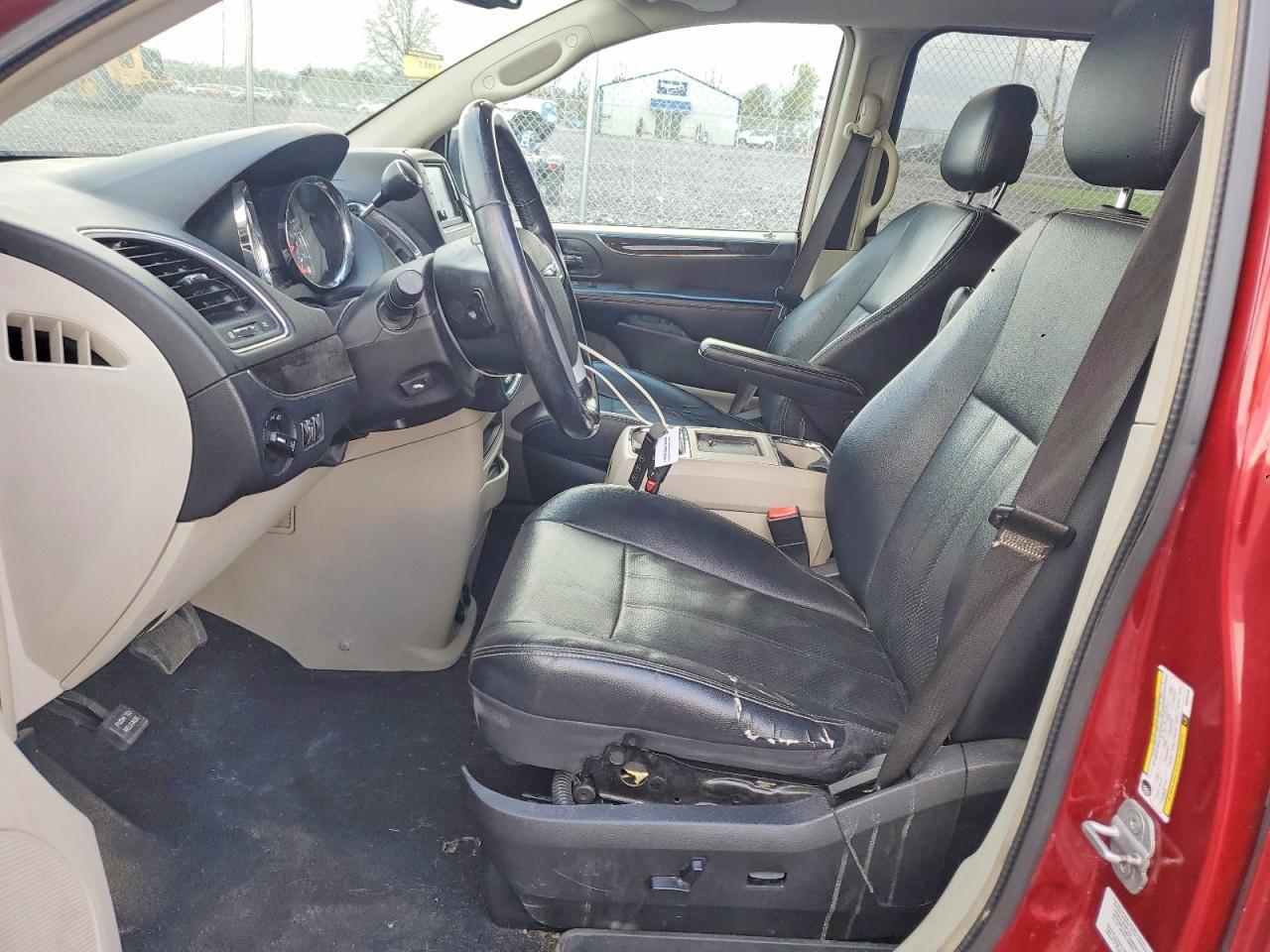 2013 Chrysler Town & Country Touring L - Фото 7