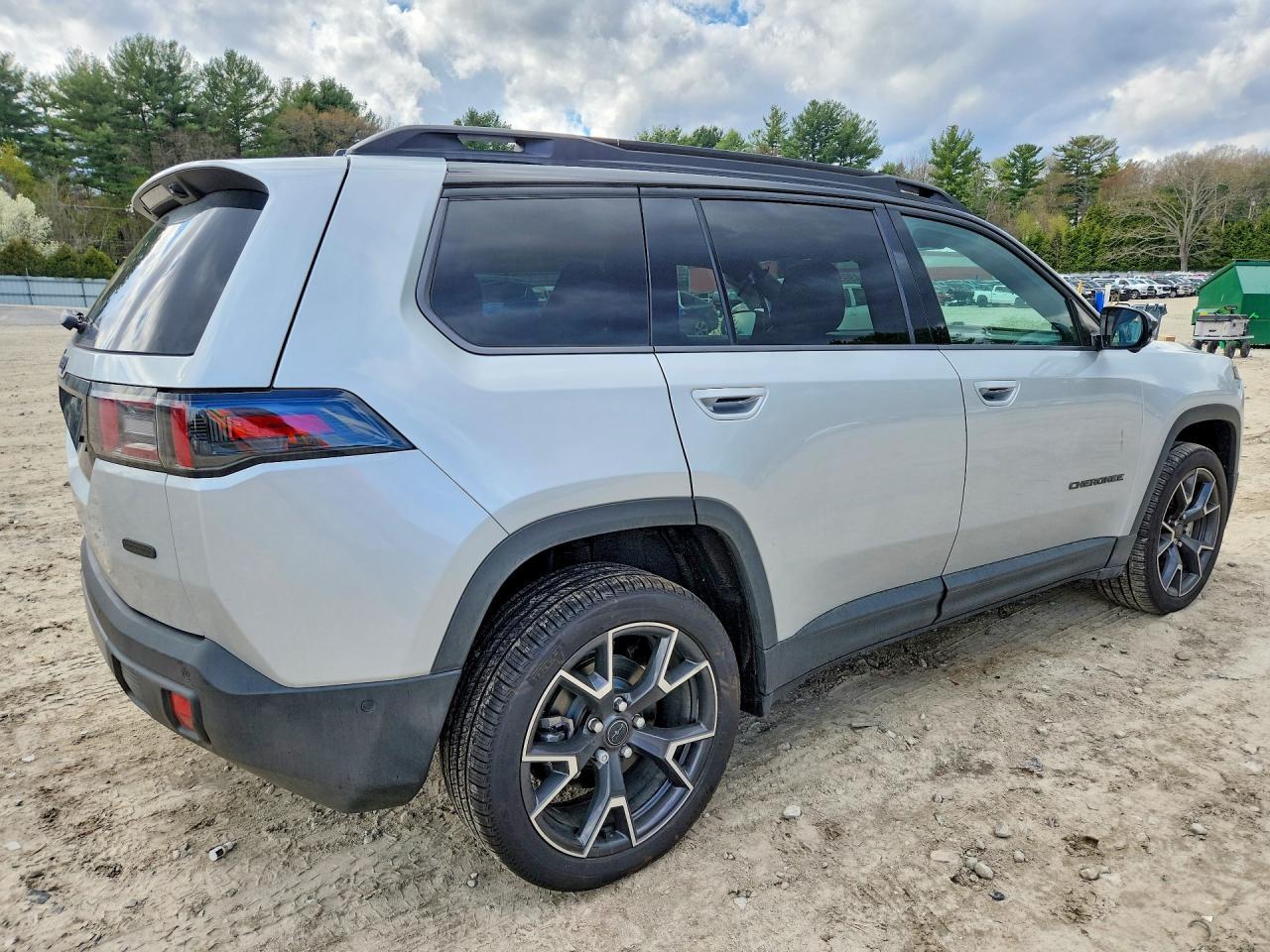 2026 Jeep Cherokee Overland - Image 3