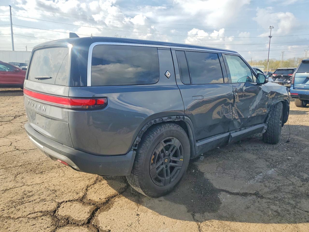 2023 Rivian R1S Adventure - Фото 3