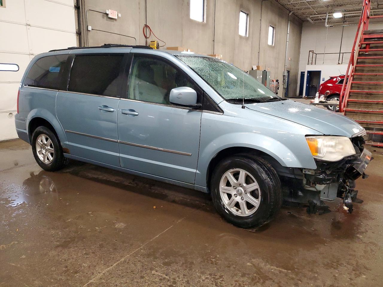 2010 Chrysler Town & Country Touring - Фото 4