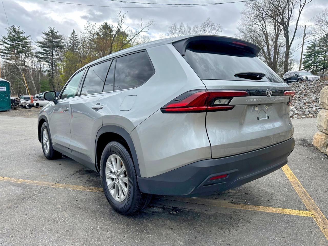 2025 Toyota Grand Highlander Xle - Image 2