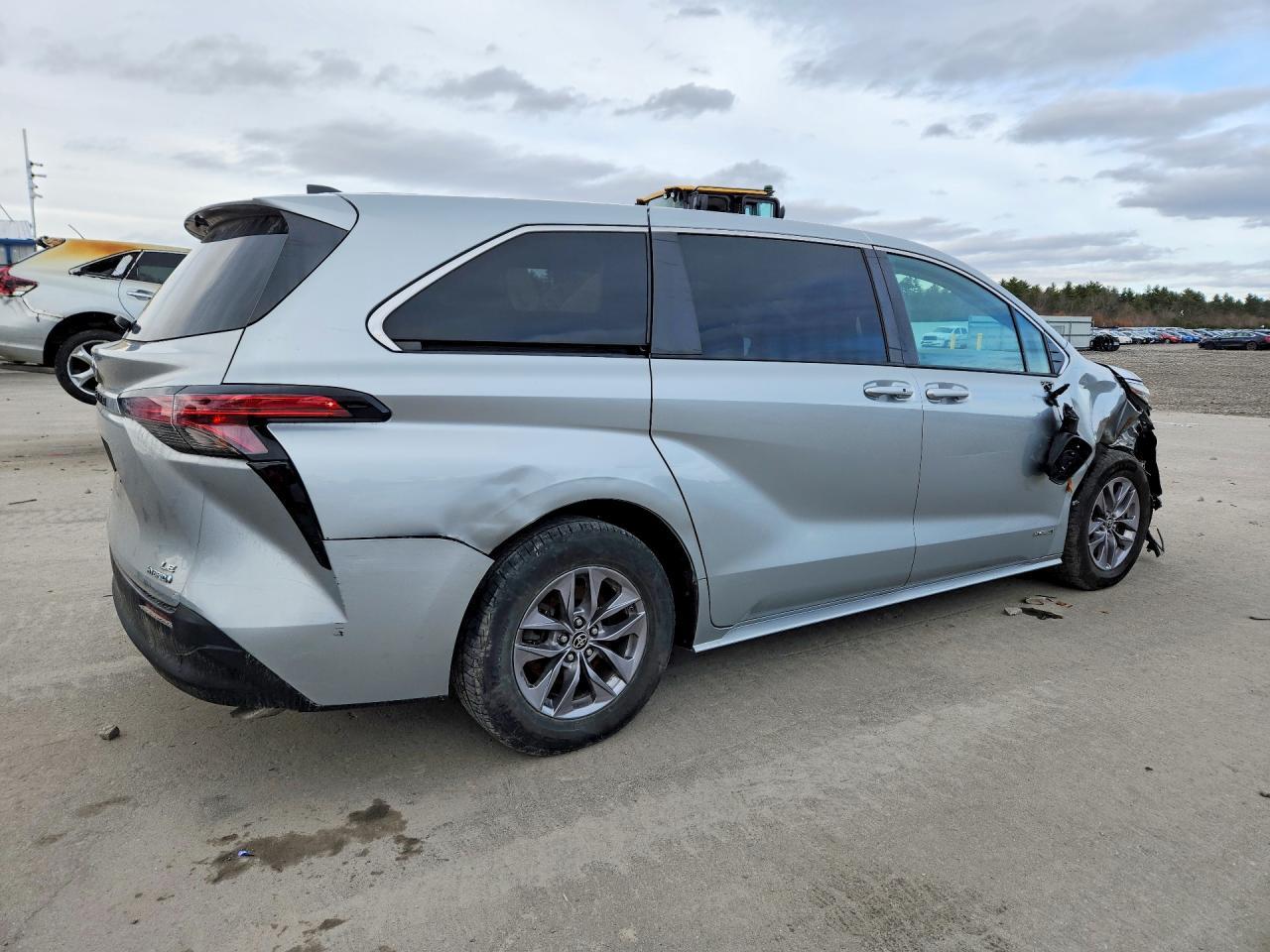 2021 Toyota Sienna Le 8-Passenger - Фото 3