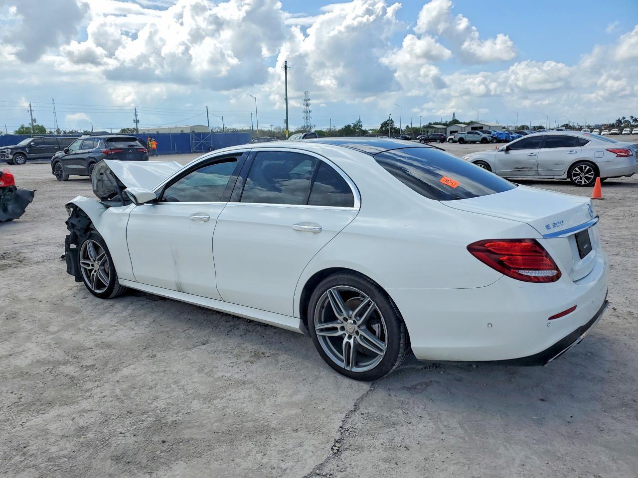 2017 Mercedes-Benz E 300 - Фото 2