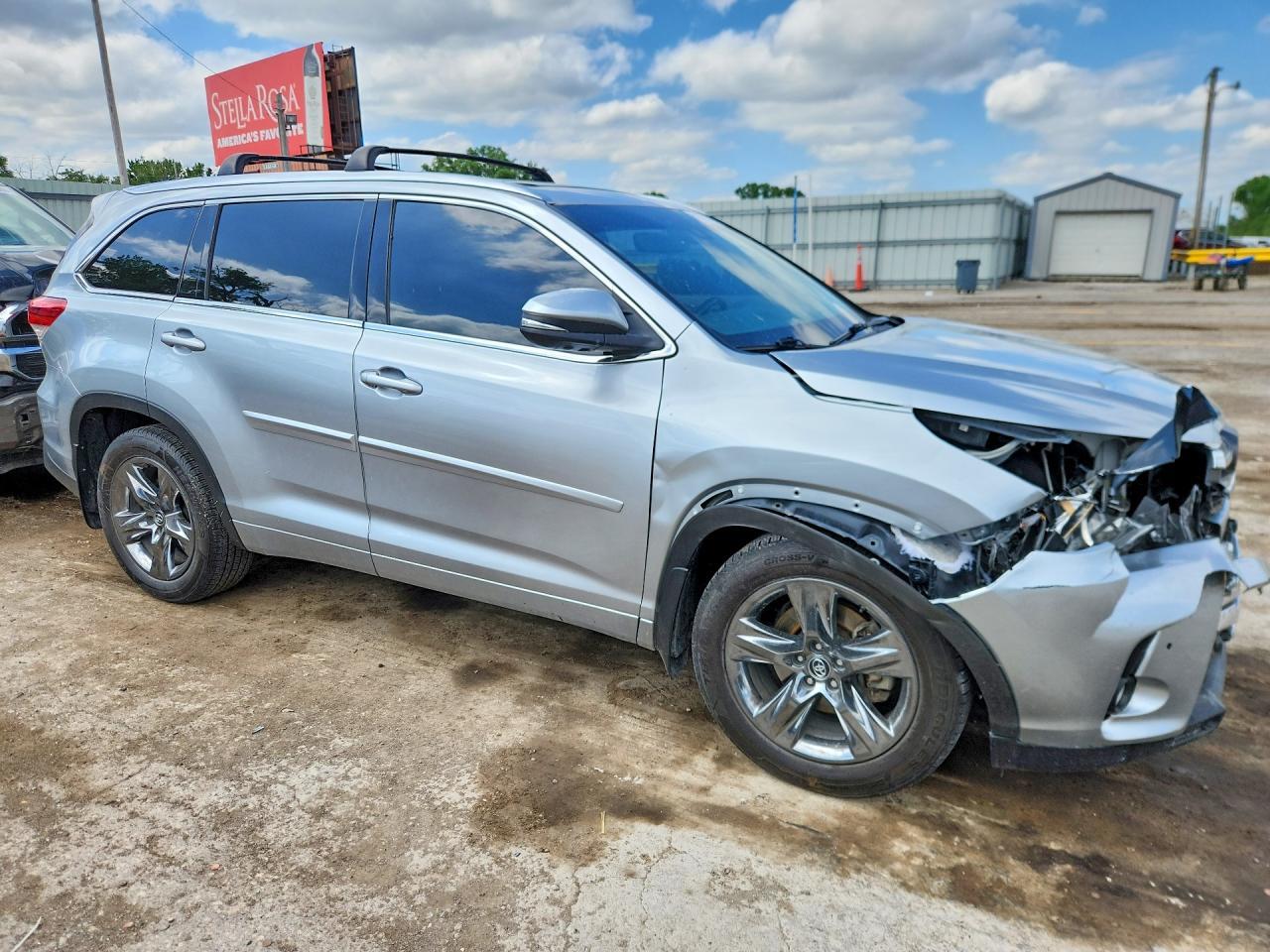 2017 Toyota Highlander Limited Platinum - Image 4