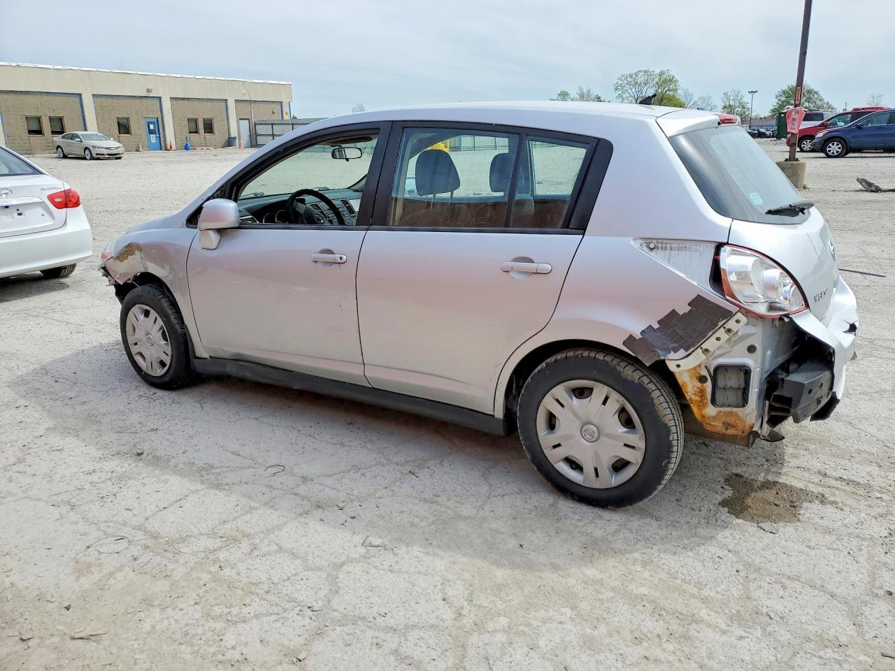 2011 Nissan Versa 1.8 S - Фото 2