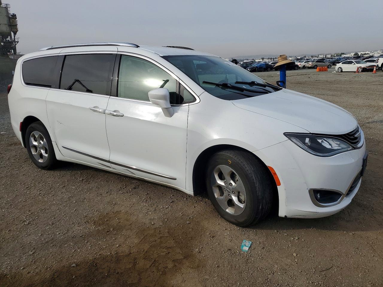 2018 Chrysler Pacifica Hybrid Touring L - Image 4