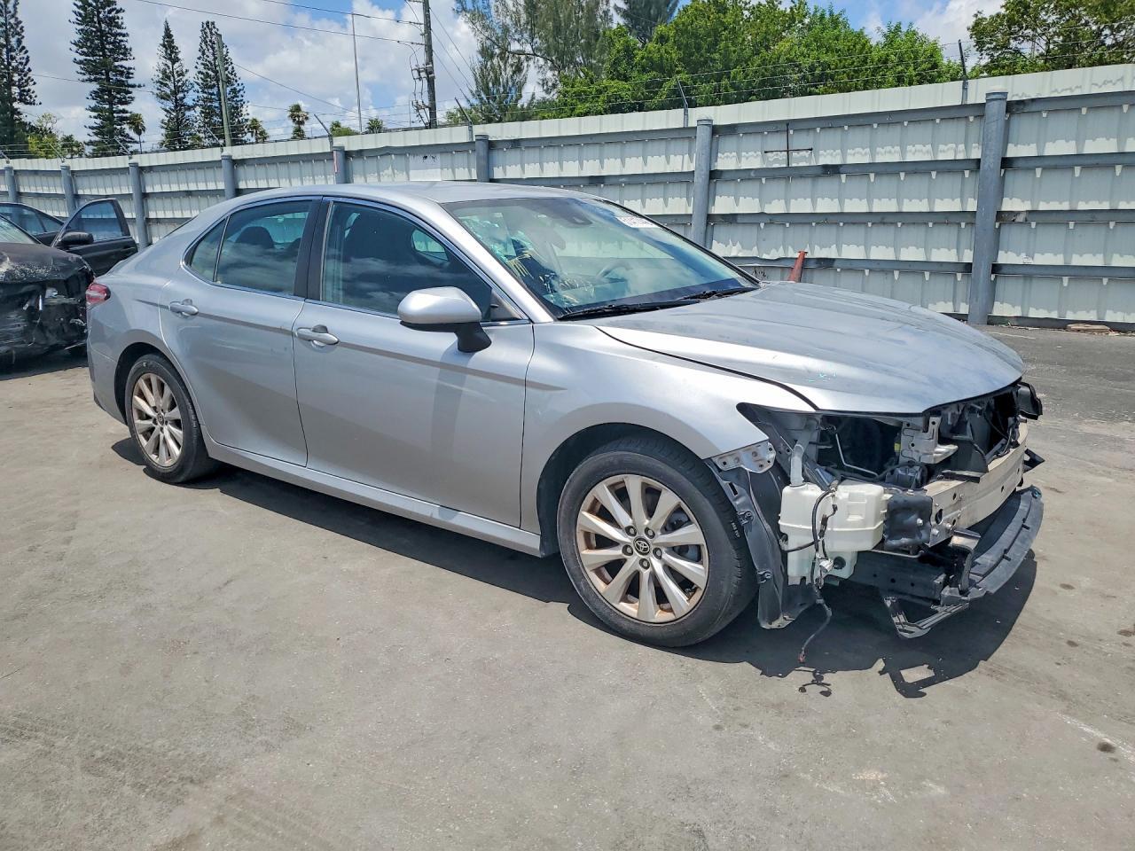 2020 Toyota Camry Le - Фото 4