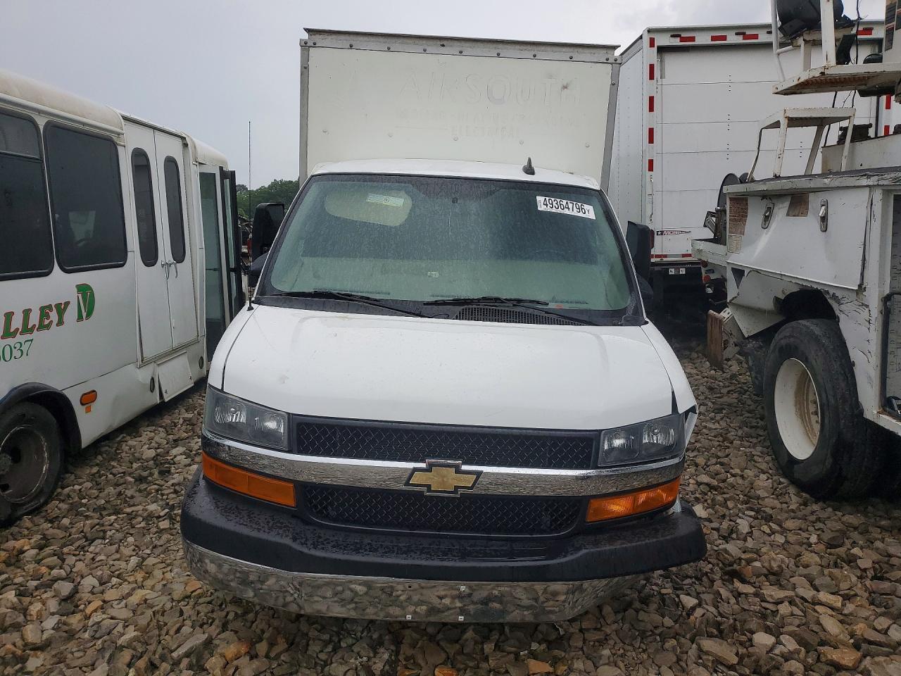 2023 Chevrolet Express Box Truck - Фото 5