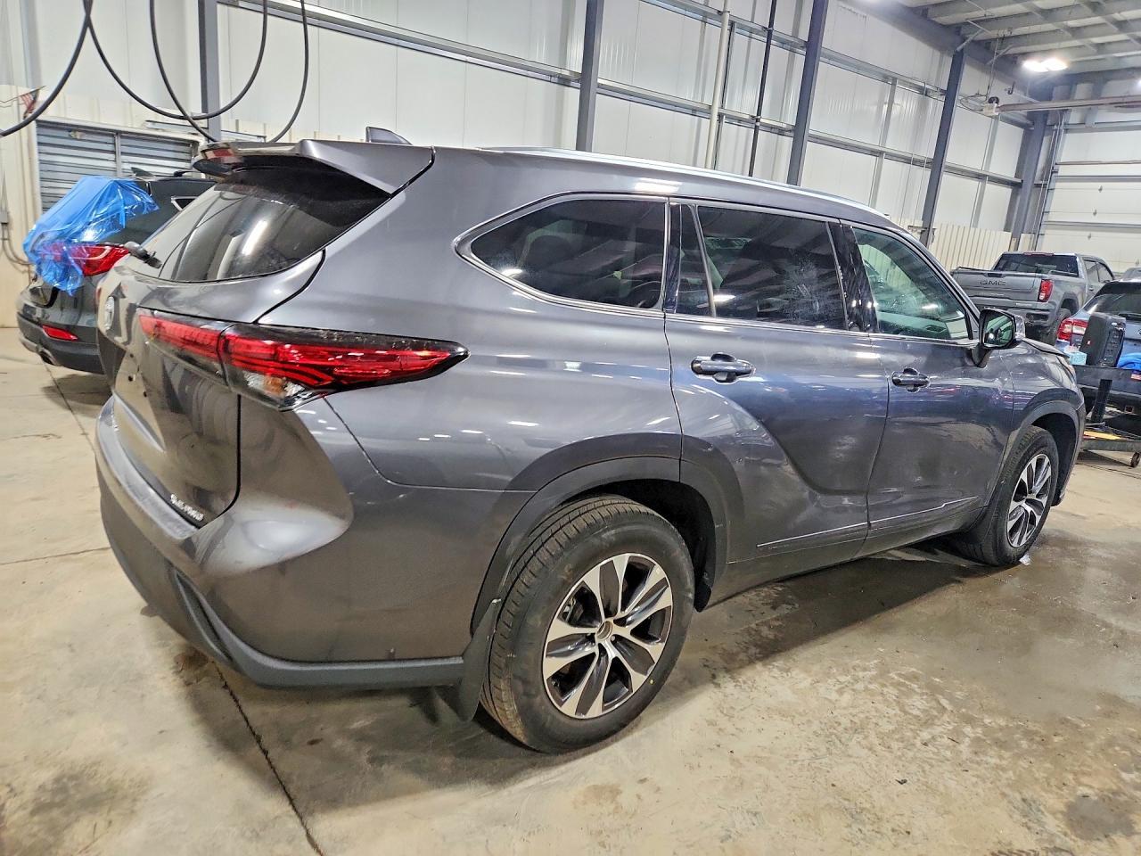 2021 Toyota Highlander Xle - Image 3