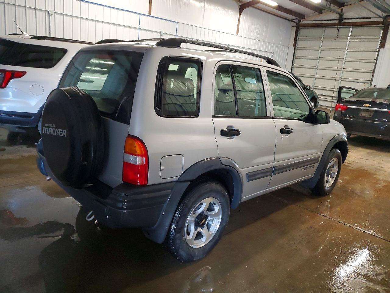 2002 Chevrolet Tracker - Image 3
