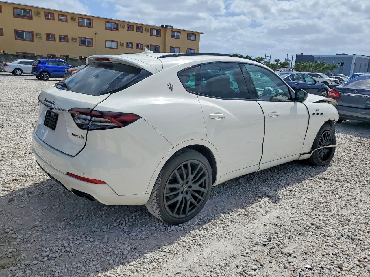 2022 Maserati Levante Base - Image 3