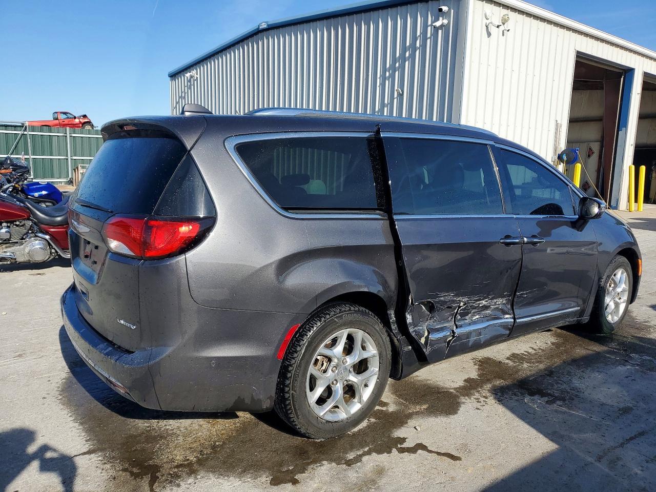 2018 Chrysler Pacifica Limited - Image 3