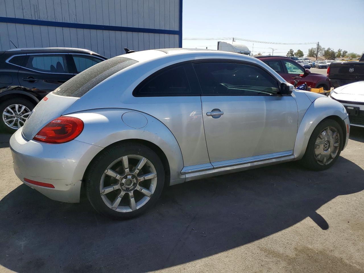 2013 Volkswagen Beetle - Фото 3