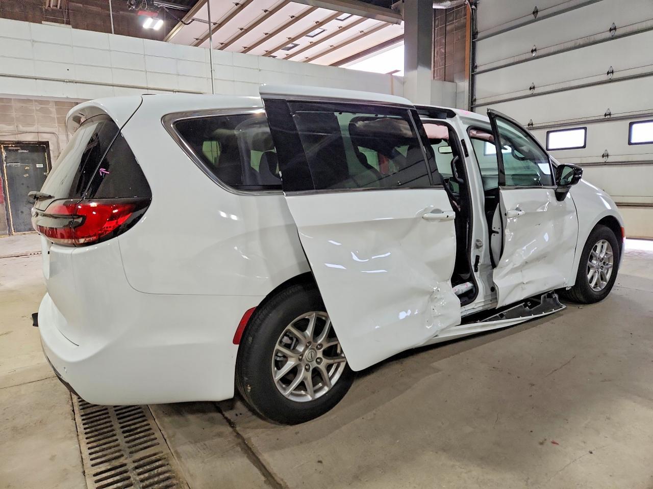 2026 Chrysler Pacifica Select - Image 3
