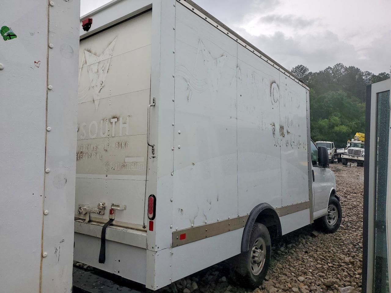 2023 Chevrolet Express Box Truck - Фото 3