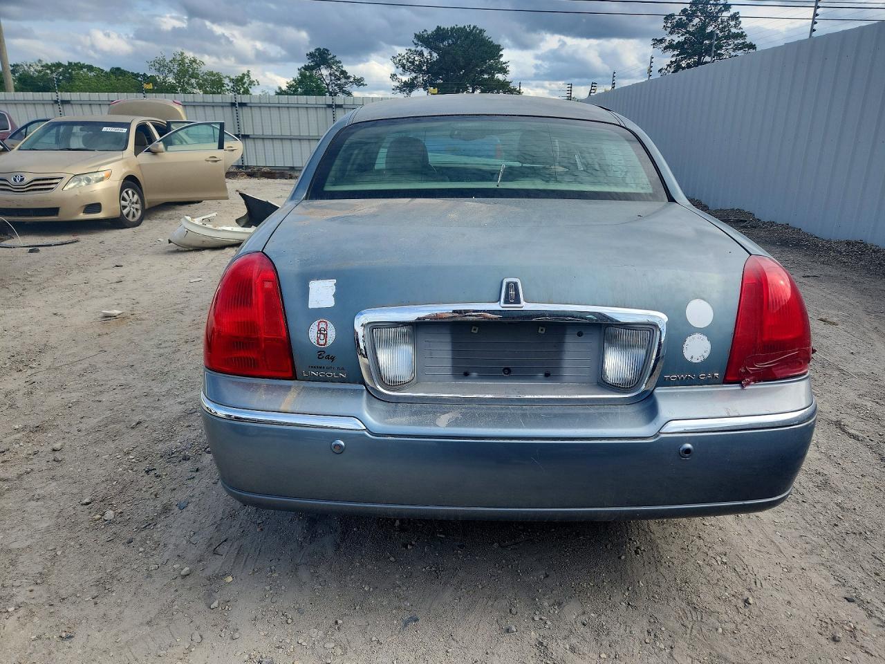 2004 Lincoln Town Car Executive - Image 6