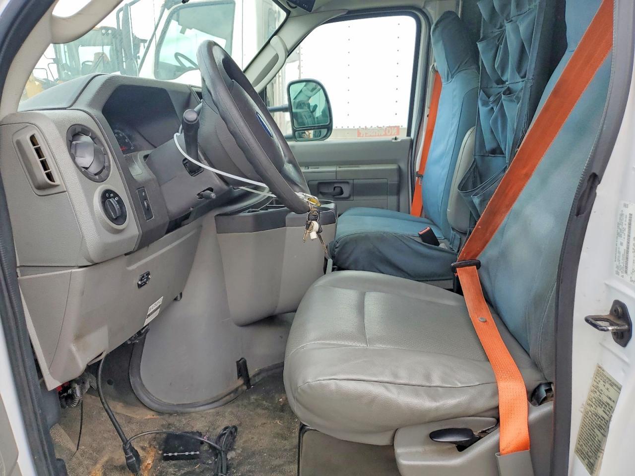 2017 Ford Econoline E450 Super Duty Cutaway Van - Image 7